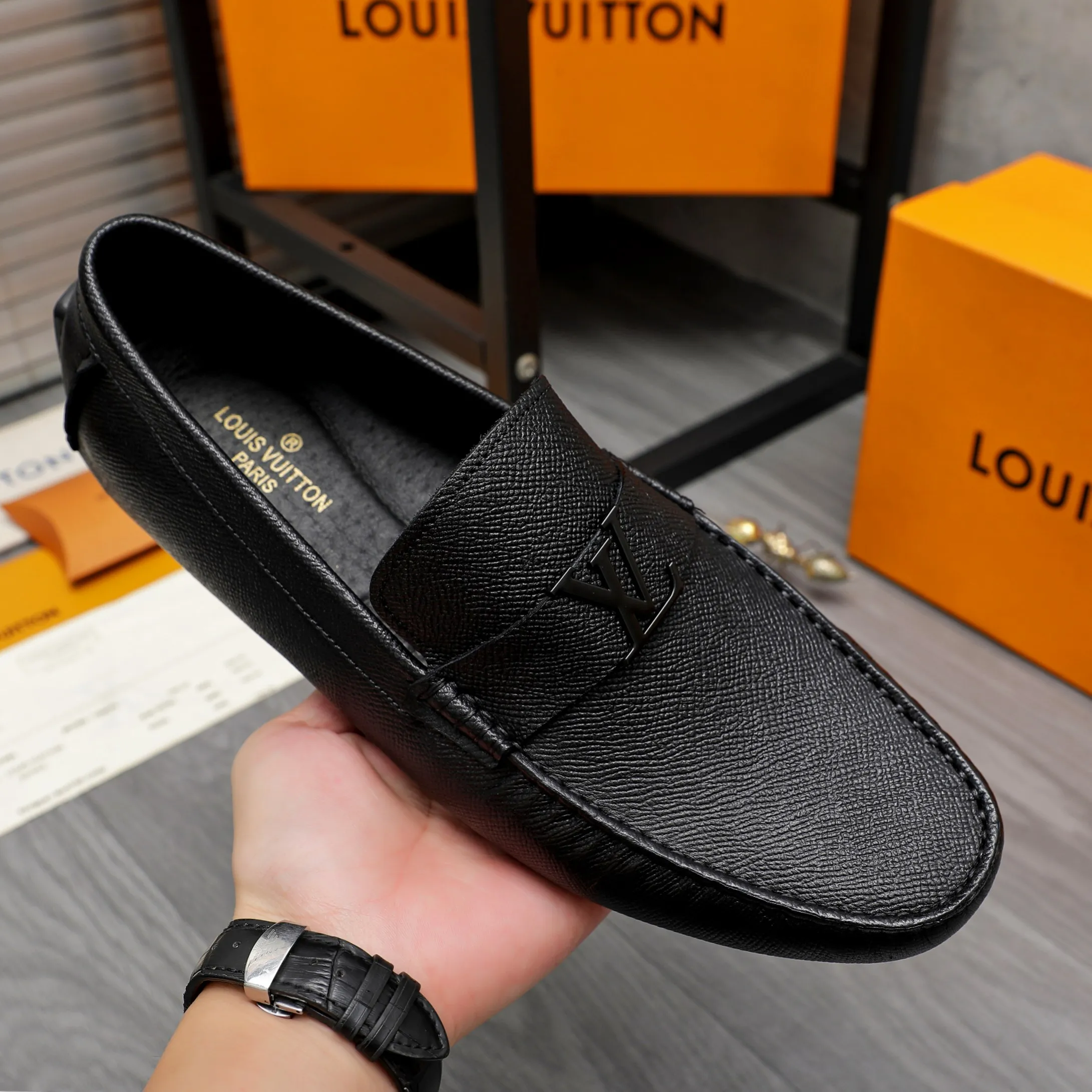 Men's shoes💰400 Product trademark: LV "Louis Vuitton" casual slip-on shoes Regular size: 38-45 (45 is custom-made and non-returnable) Product materials: Selected pebbled cowhide upper, pigskin lining, rubber outsole